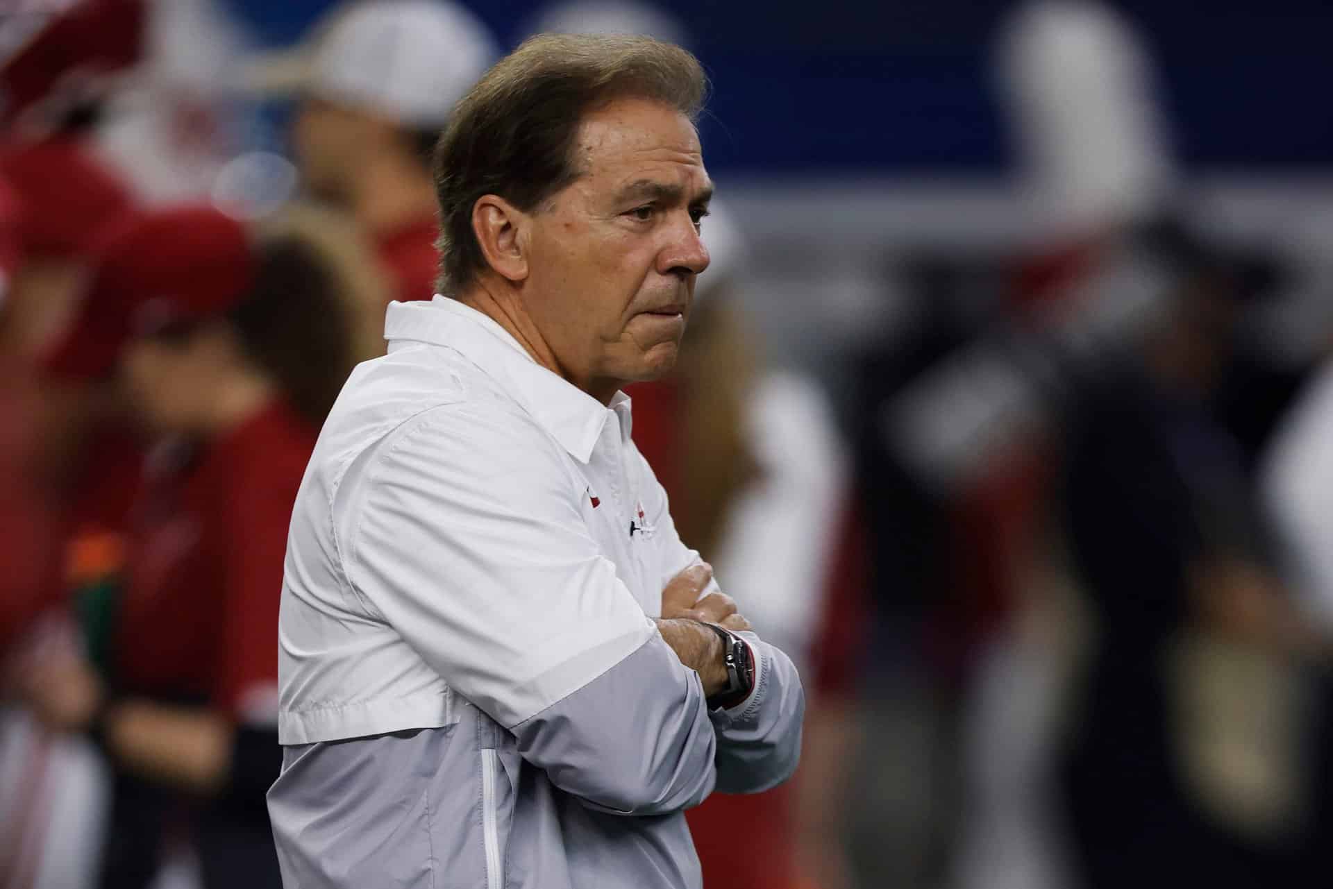 ¿Cuál es el salario de Nick Saban en Alabama como entrenador que se prepara para otro juego de campeonato?