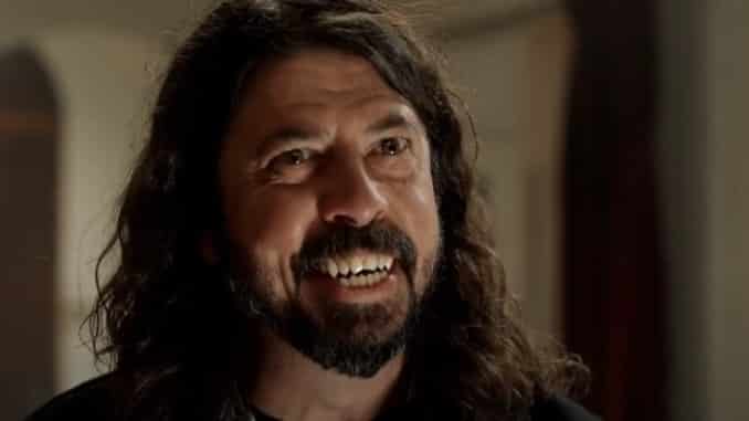 Dave Grohl es un demonio del infierno en el primer tráiler de la película de terror Studio 666 de Foo Fighters