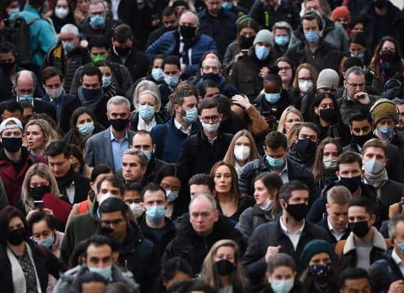 Eliminará Inglaterra aislamiento obligatorio por COVID tras el alto número de vacunados alcanzados