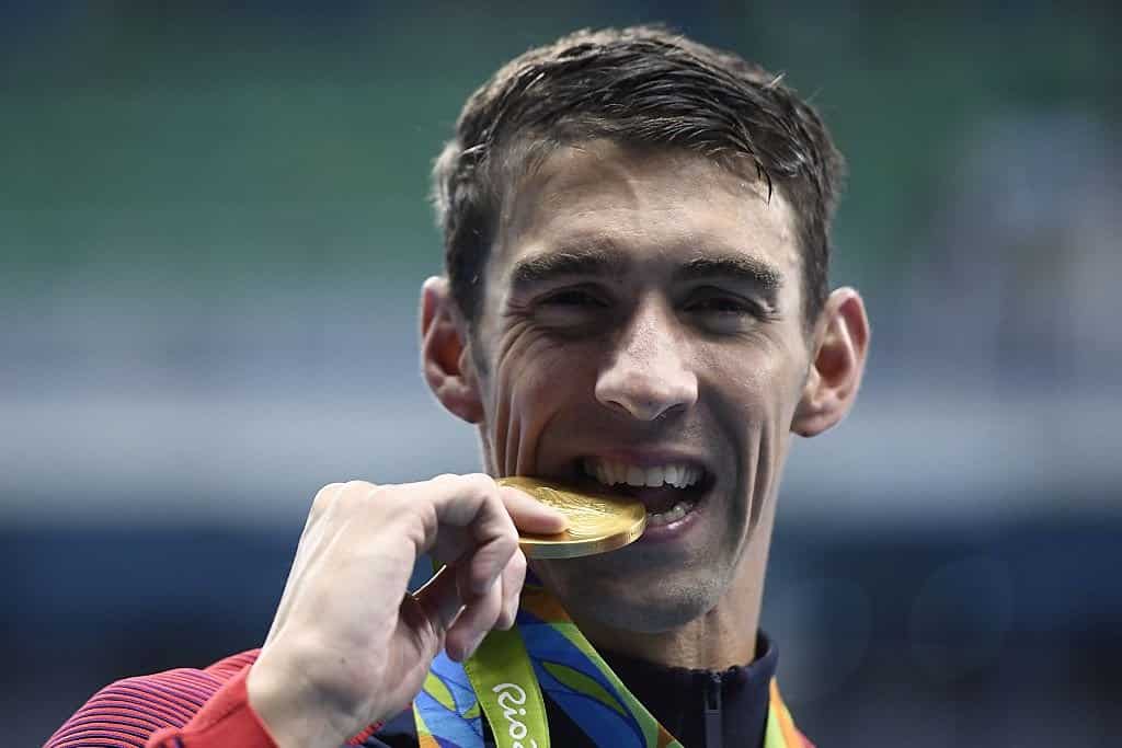 ¿Por qué los atletas en los Juegos Olímpicos de Invierno muerden sus medallas?