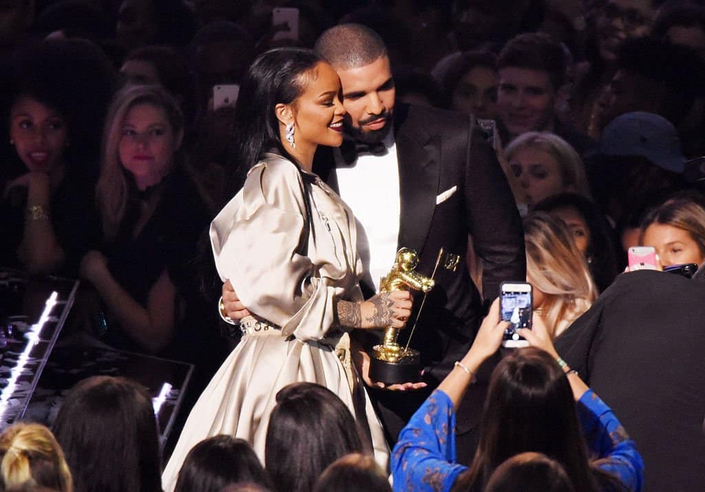 Drake dejó de seguir el rumor de Rihanna después de la noticia del embarazo de la estrella 1
