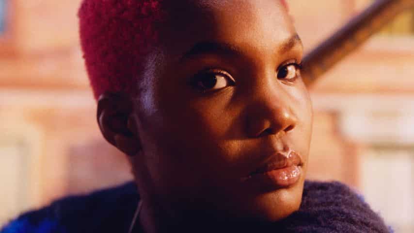 Escucha el nuevo sencillo de Arlo Parks, «Softly»