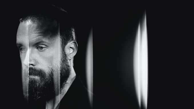 El padre John Misty comparte el video de su nuevo sencillo, «Q4»