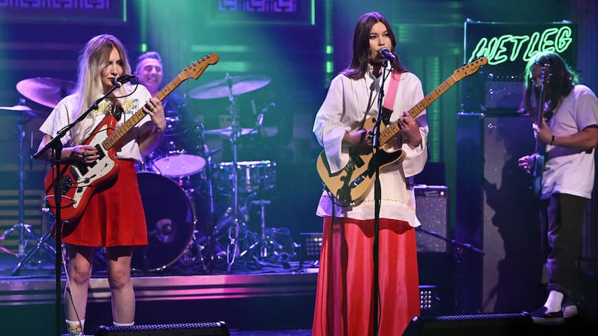 Mira a Wet Leg interpretar «Chaise Longue» y «Wet Dream» en The Tonight Show