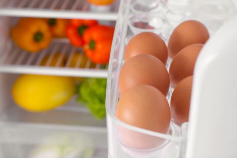 Huevos en la puerta de un frigorifico
