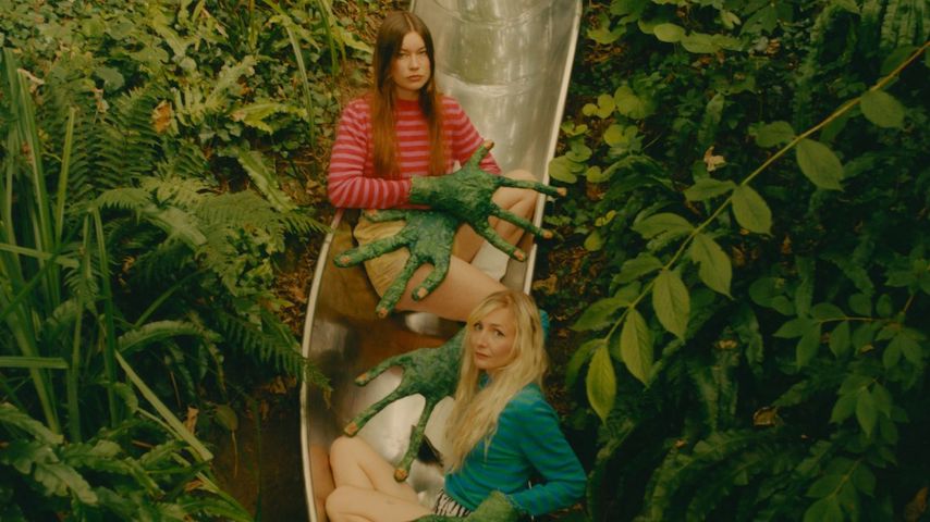 Mira el video de Wet Leg para el nuevo sencillo «Ur Mum»