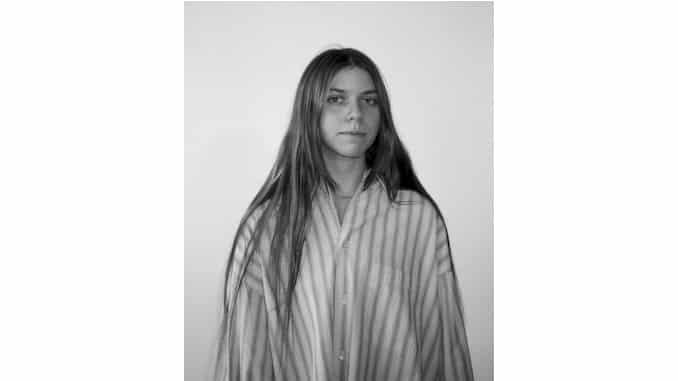 Mira el video de Tomberlin para su último sencillo, «sunstruck»