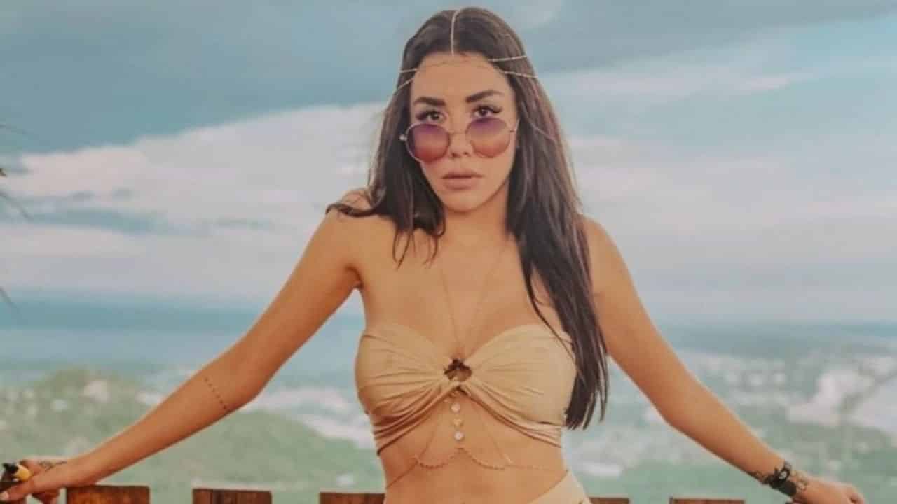 Desde la piscina, Karime Pindter posa de espaldas y presume sus curvas de infarto en diminuto bikini |  FOTO