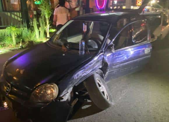 Saltillo: no respeta señal y choca, frente a la UANE