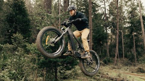 Persona montando en una bicicleta de montaña eléctrica