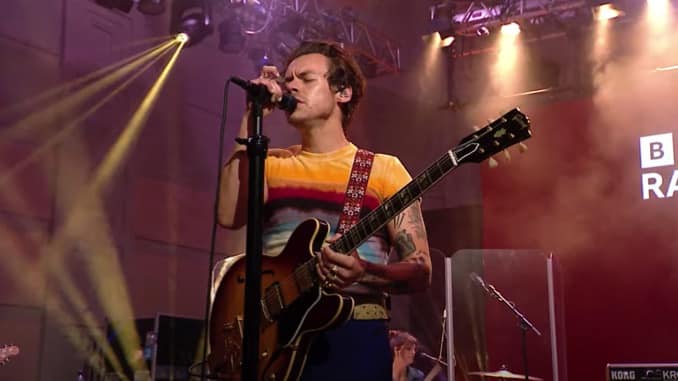 Mira a Harry Styles versionar «Wet Dream» de Wet Leg