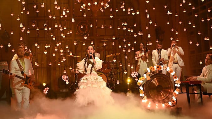 Mira la actuación de Japanese Breakfast en el final de temporada de SNL