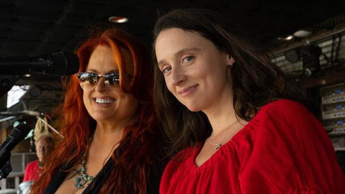 Dúo de Wynonna y Waxahatchee en «Other Side»
