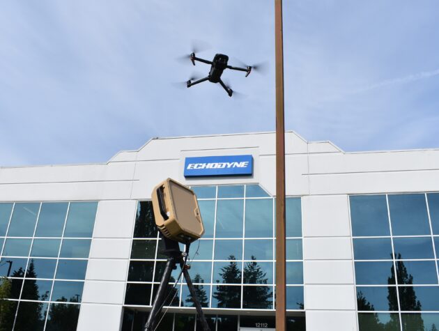 Drone y radar frente a la sede de Echodyne