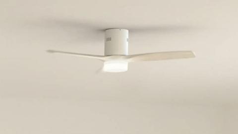 Ya puedes refrescarte este verano con este ventilador del techo inteligente con luz incluida