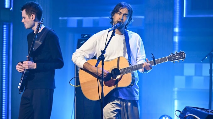 Mira el debut televisivo nocturno de Alex G en The Tonight Show protagonizado por Jimmy Fallon