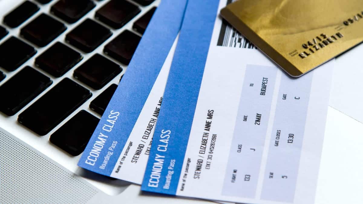 ¿Vale la pena pagar la tarifa de la tarjeta de crédito por los boletos gratuitos para acompañantes?