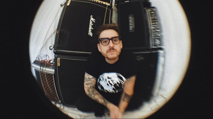 Dazy anuncia álbum debut OUTOFBODY, comparte video «Split»