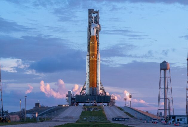 Cohete SLS de la NASA en la plataforma de lanzamiento