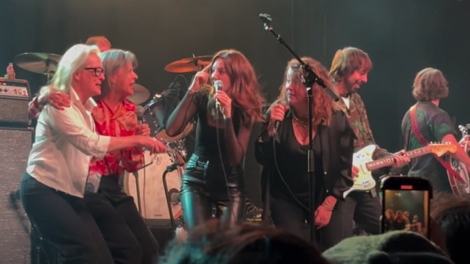 Broken Social Scene Trae a Tracey Ullman, Meryl Streep para interpretar «Himnos para una niña de diecisiete años»