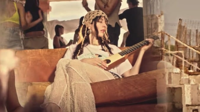 Caroline Polachek comparte nuevo sencillo / video, «Sunset»