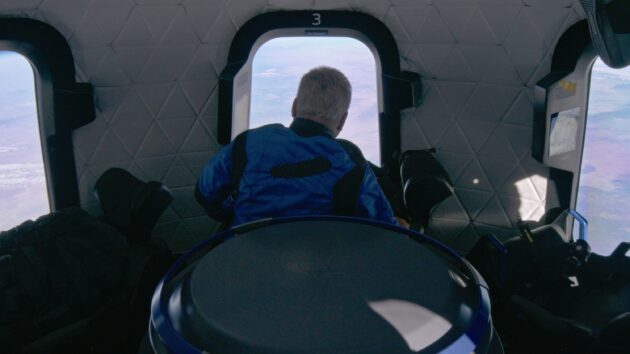 William Shatner describe la 'tristeza abrumadora' que sintió por la Tierra en su vuelo de Blue Origin al espacio – GeekWire 2