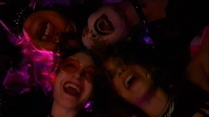 V / H / S / 99 Clip exclusivo: Conoce a la horrible Riot Grrrl Band de Maggie Levin, Bitch Cat