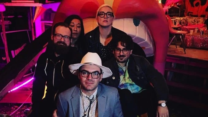 Labrador anuncia nuevo álbum Hold the Door for Strangers, comparte el sencillo principal «Guy with a Job (That Nobody Wants)»