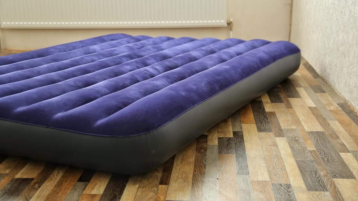 Las mejores maneras de arreglar un colchón de aire con fugas sin un kit de parches 5