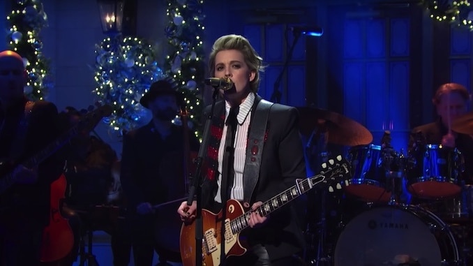 Brandi Carlile interpreta «The Story» y «You and Me On The Rock» con Lucius en SNL