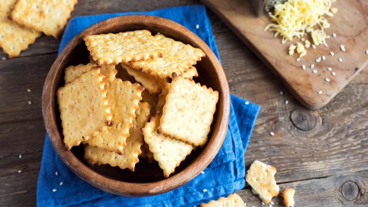 Vuelva a hacer crujientes las galletas, papas fritas y galletas rancias en su horno