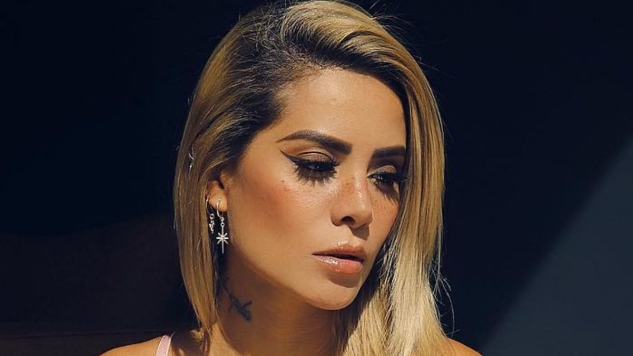 Desde el piso, Talía de Acapulco Shore toma la temperatura con un profundo escote