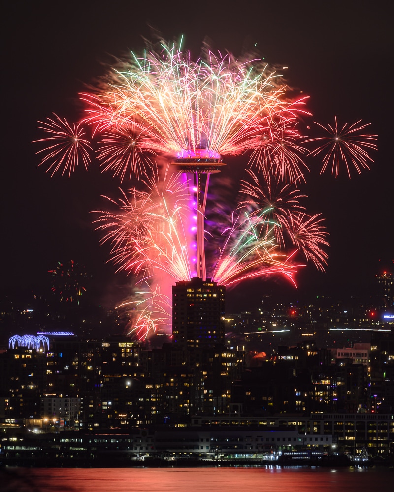 Los drones iluminan el cielo de Seattle para el espectáculo anual de Año Nuevo de Space Needle – GeekWire