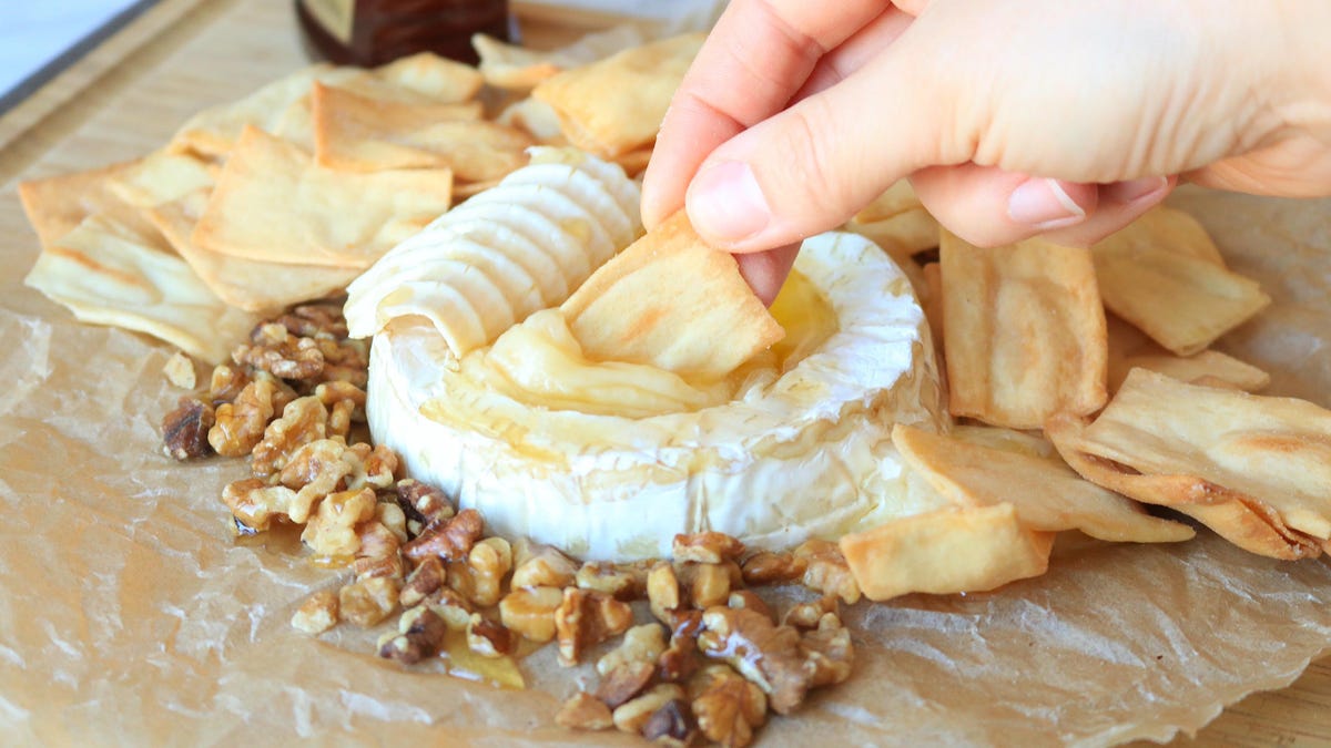 Estás cortando mal tu Brie horneado