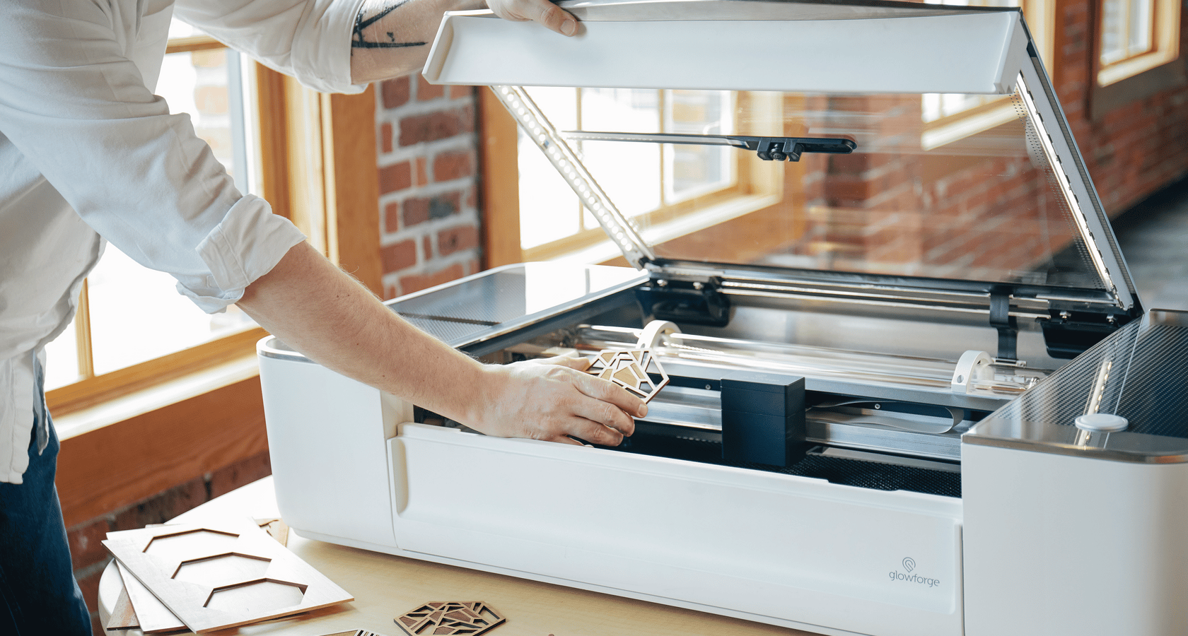 El fabricante de impresoras 3D Glowforge presenta un generador de imágenes de IA para ayudar a los usuarios a crear obras de arte – GeekWire
