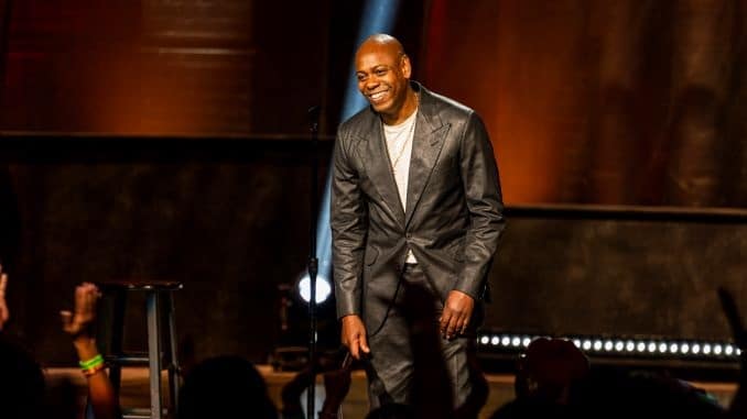 Dave Chappelle gana el Grammy al Mejor Álbum de Comedia por su Especial Transfóbico The Closer