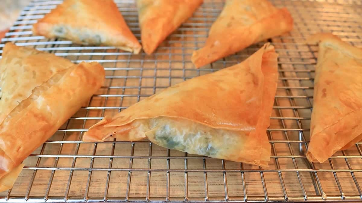 Haga estos bolsillos de Spanakopita para su próxima cena de refrigerios