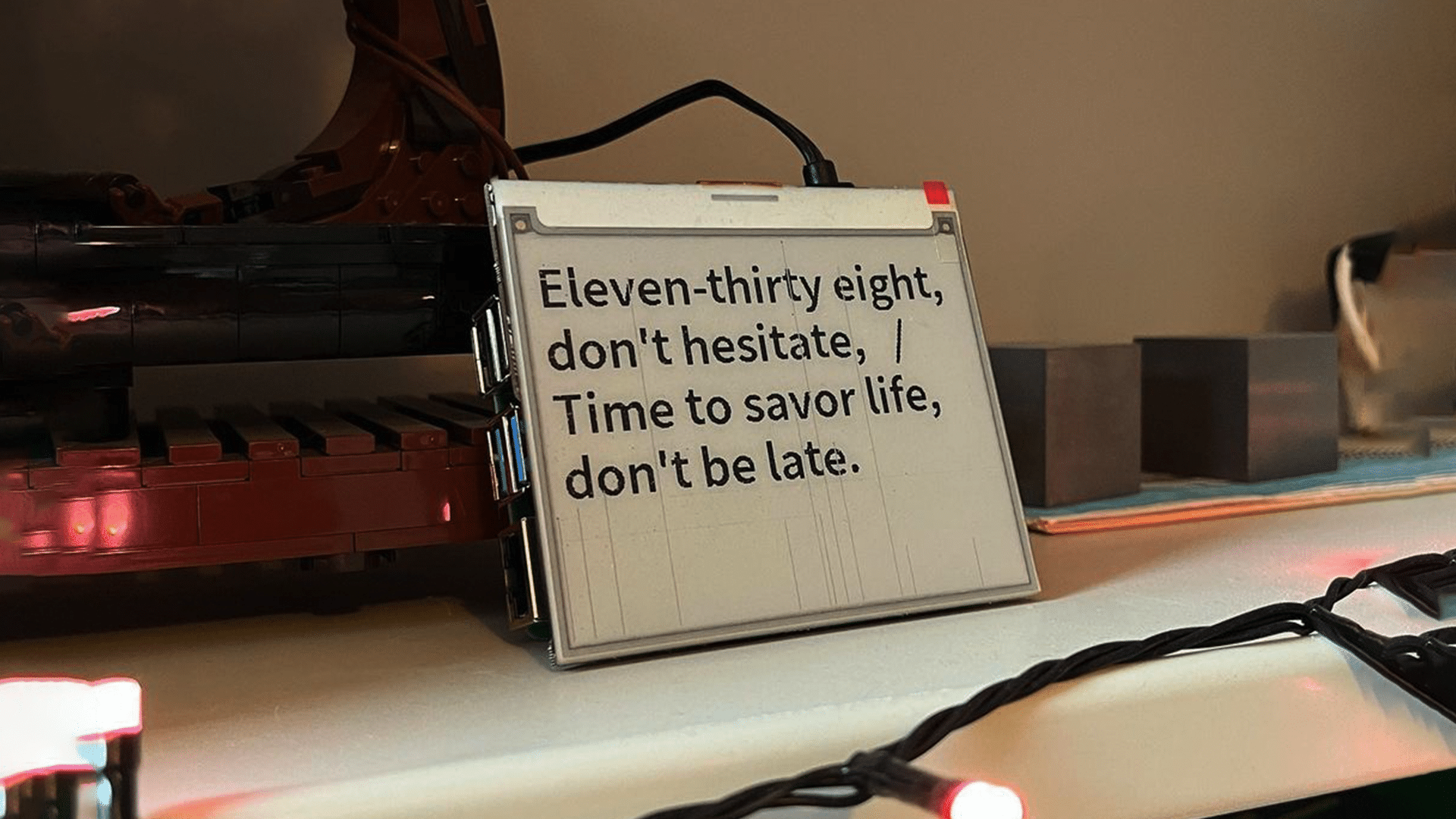 ChatGPT se vuelve poético en este reloj alimentado por Raspberry Pi
