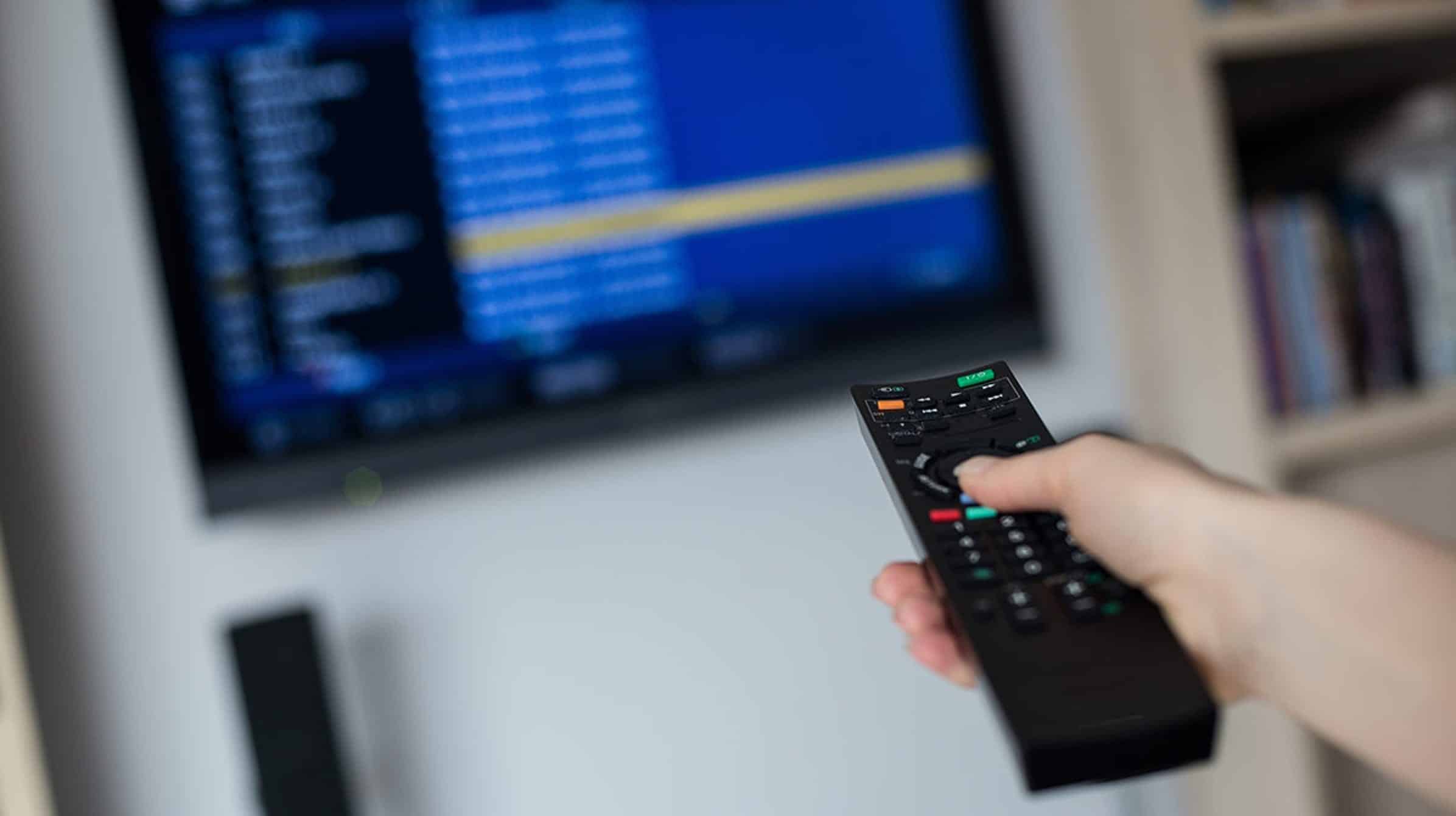 ¿Por qué los altavoces de la televisión suenan tan mal?
