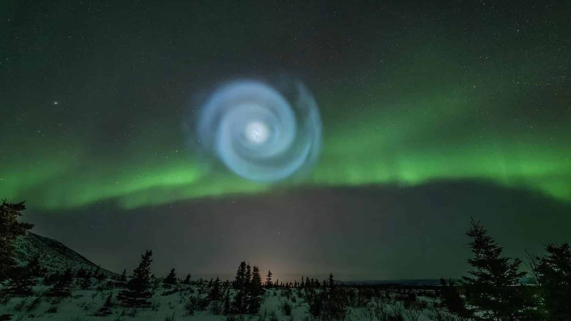 Cohete de SpaceX provocó una impresionante luz en espiral sobre la aurora boreal