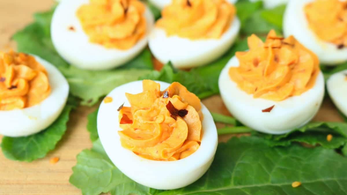 Lleva huevos de Pascua a las ardientes profundidades del infierno con chile y ajo