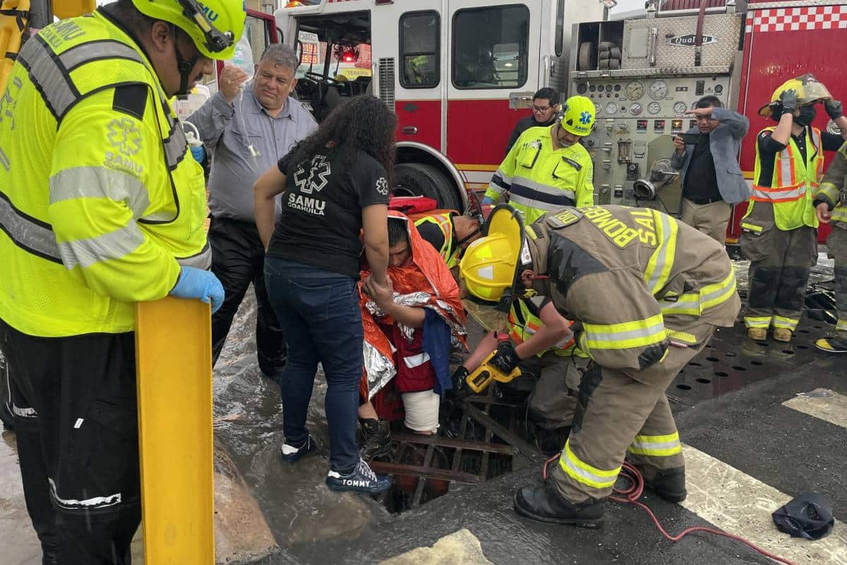 Joven queda atrapado por mas de una hora, bajo la lluvia, en alcantarilla de la Zona Centro de Saltillo