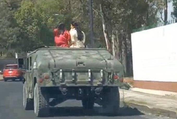 Pasean como ‘quinceañeras’ a mujeres en vehículo del Ejército, en Puebla