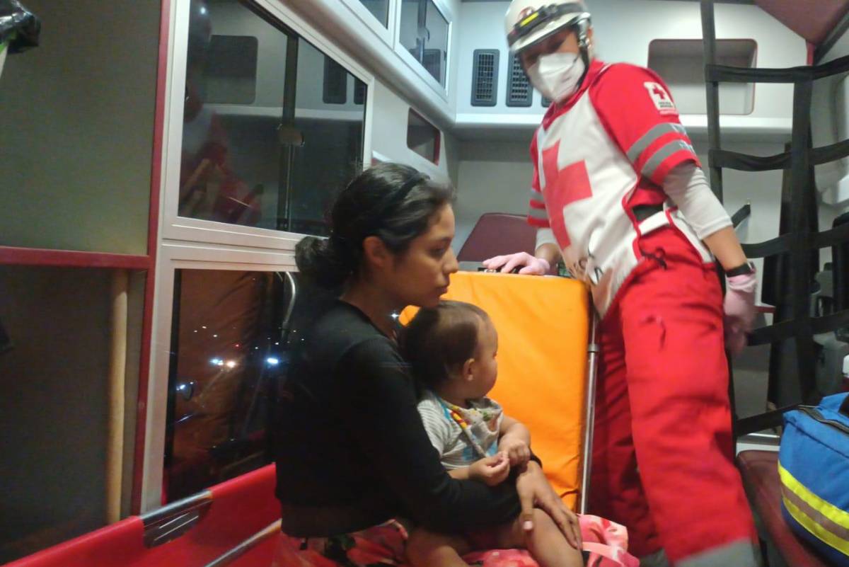 Taxista choca por alcance y lesiona a madre e hija en Saltillo