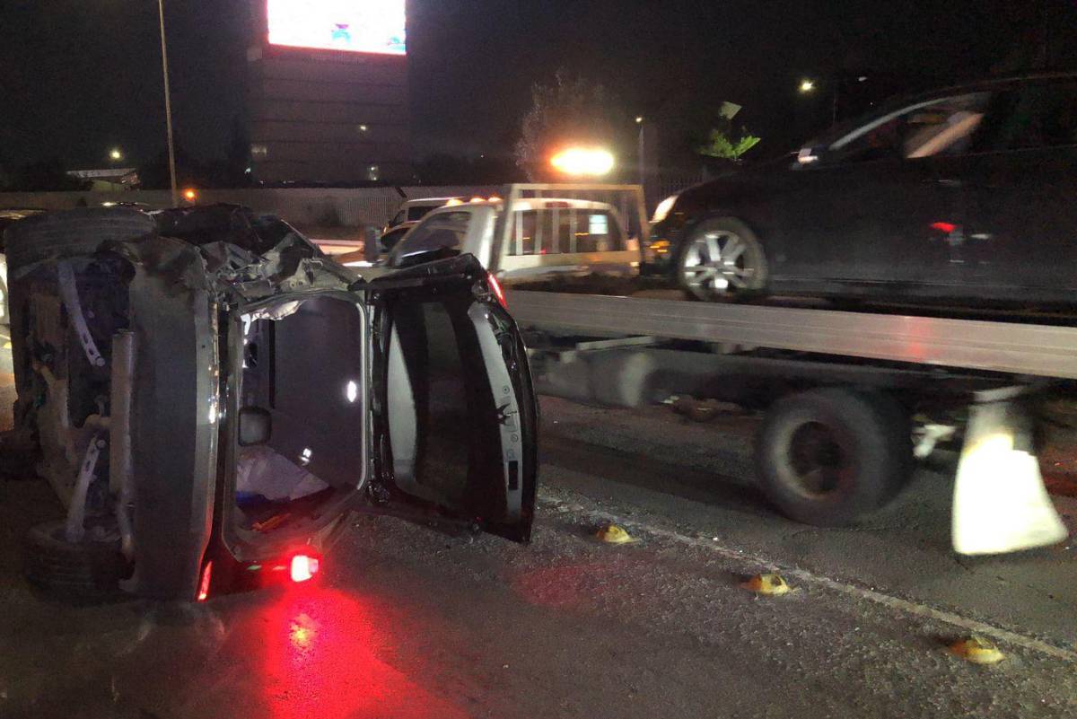 Conductor invade carril y se vuelca;  causa aparatoso accidente en Saltillo