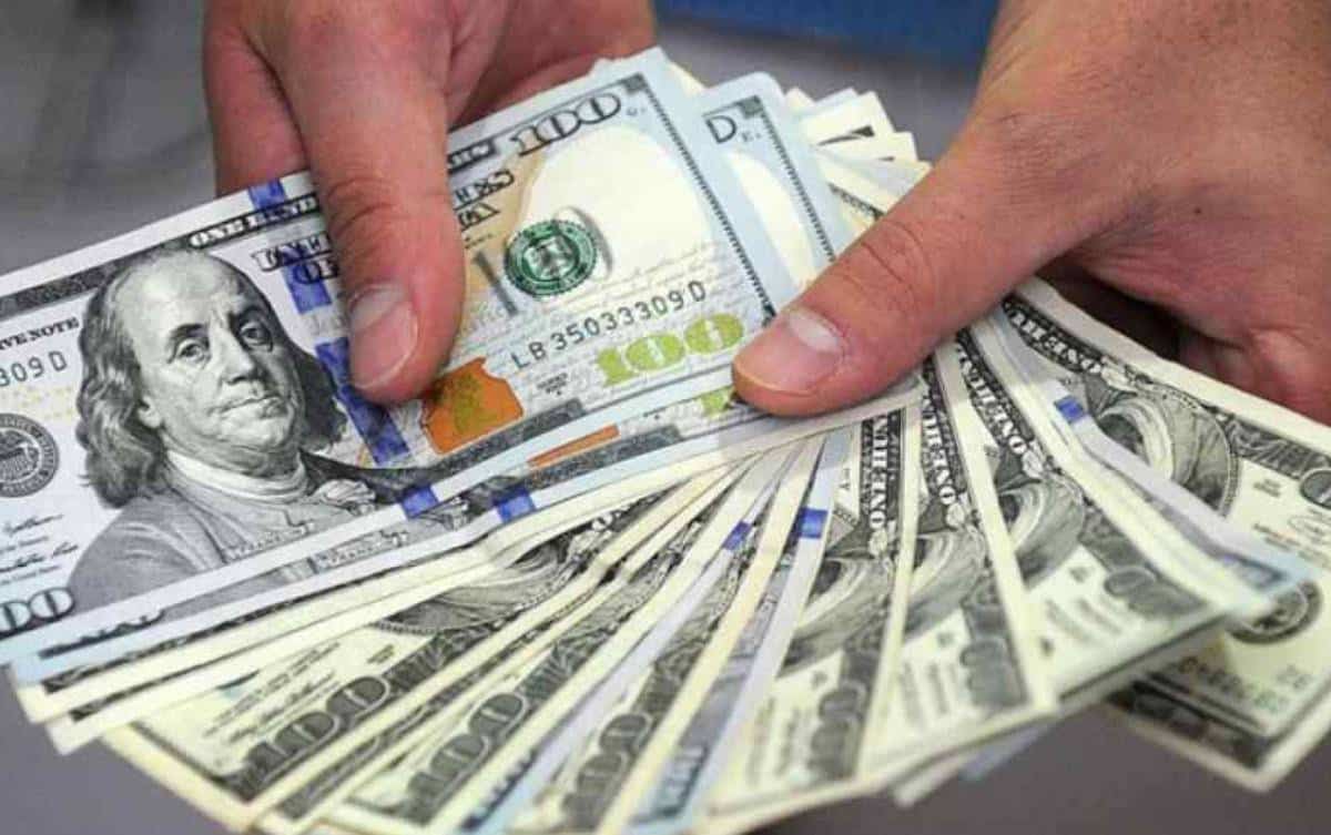 Pega el superpeso a los seguros de ahorro en dolares