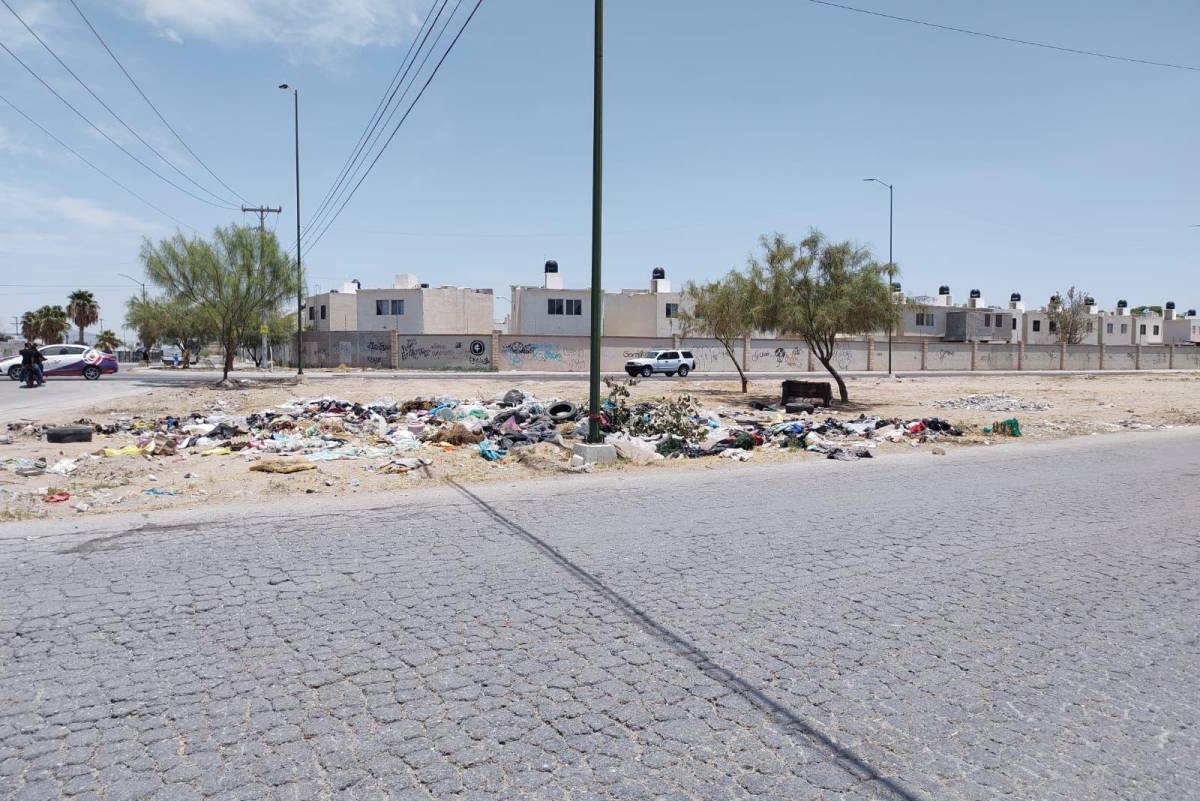 Apenas cuadrillas lo limpian, vuelven a tirar escombro y basura a periferico de Torreon